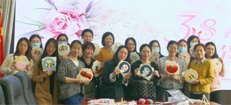 穿梭于方寸之間，感受傳統(tǒng)與現(xiàn)代的交融 ——農(nóng)墾中心舉辦“巧手展風(fēng)采，綻放‘她力量’”活動慶?！叭恕眿D女節(jié)